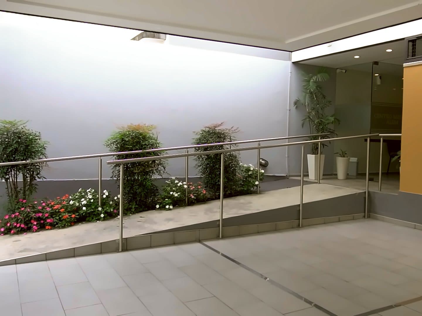 Rampa de acceso con barandas