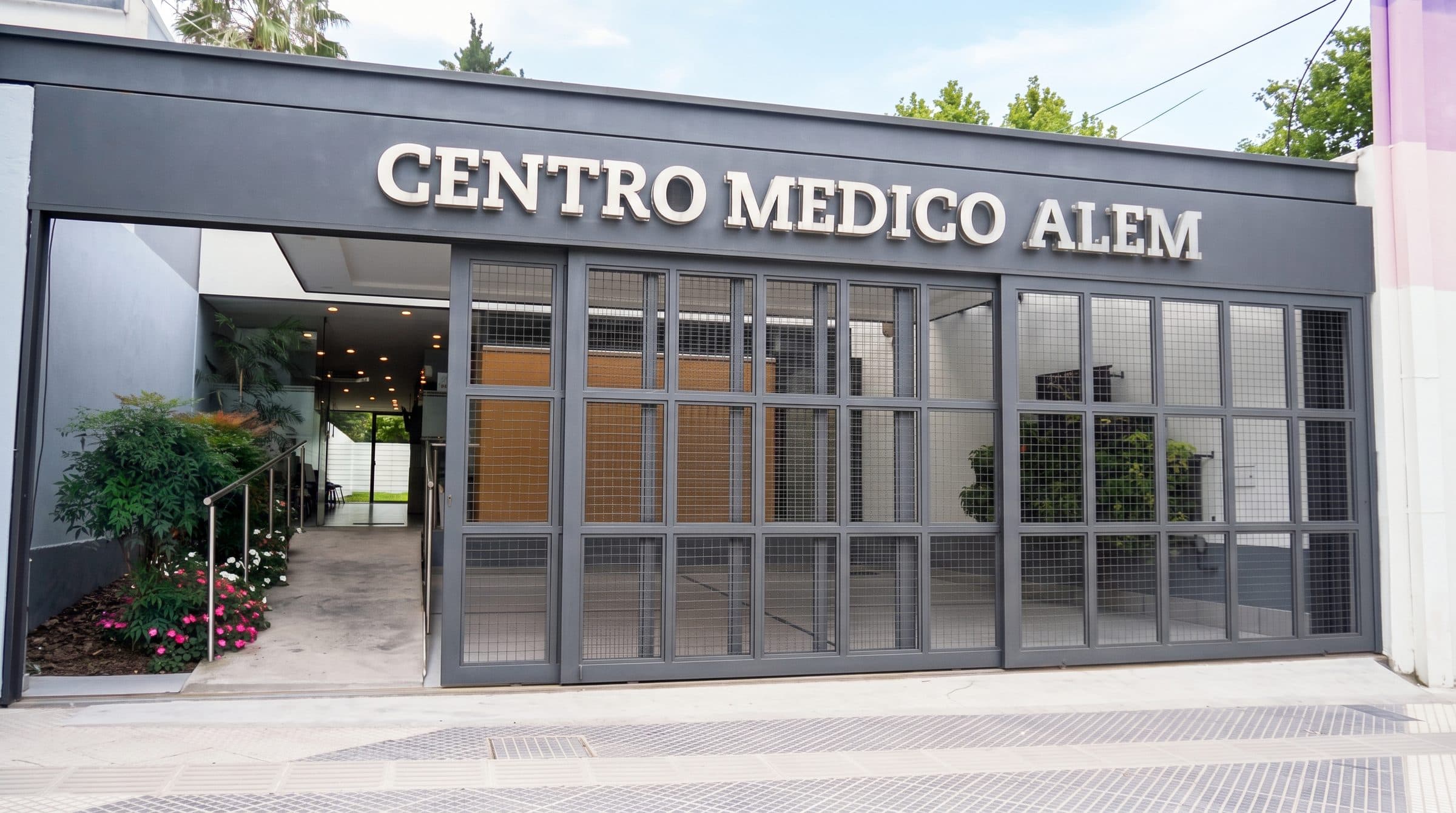 Frente de Centro Médico Alem sobre Av. Alem, Tafí Viejo