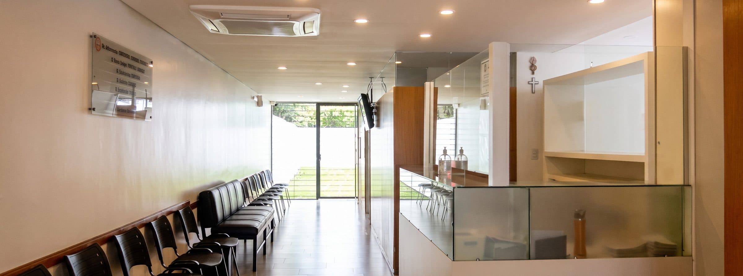 Sala de espera, recepción y pasillo a los consultorios